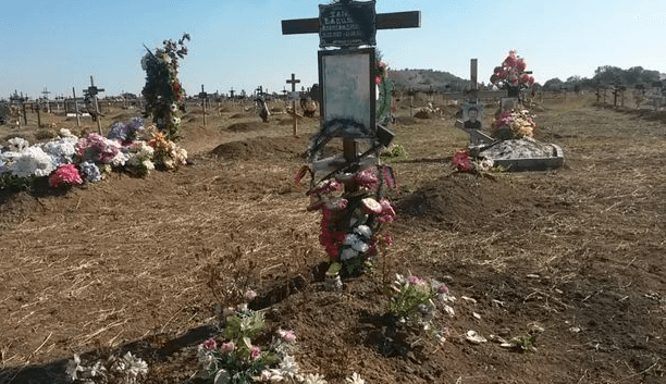 Забути не можна пробачити. На Донецькому кладовищі терористів збільшилася втричі: фоторепортаж