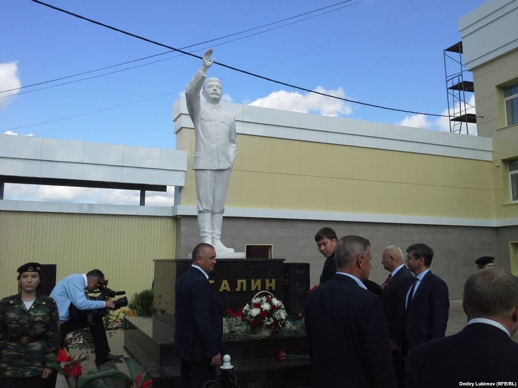 У Росії встановили триметровий пам'ятник Сталіну: опубліковані фото