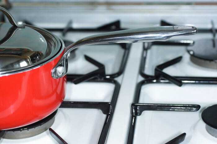 Как заставить кухонную плиту блестеть: топ-9 народных средств