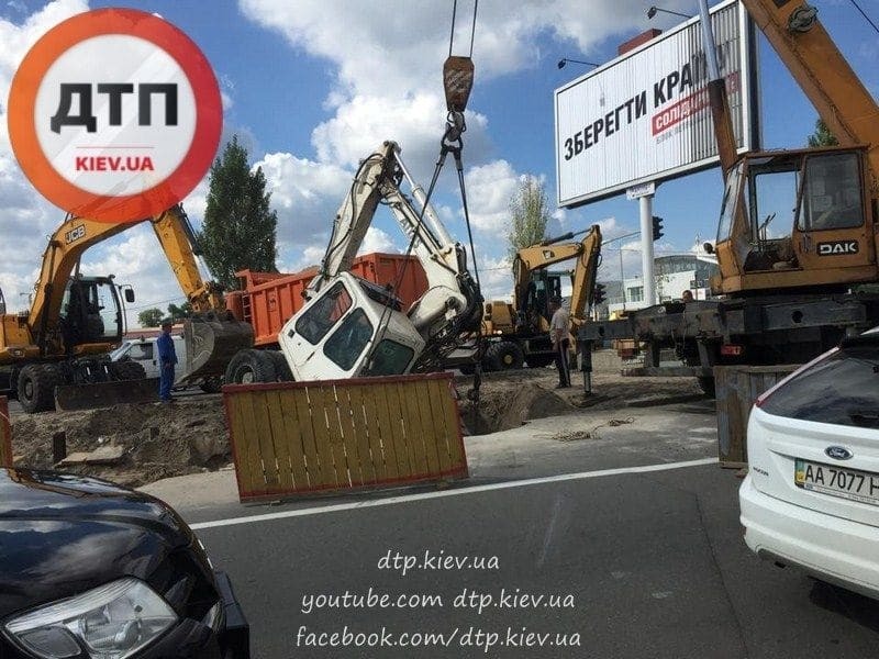 В Киеве экскаватор провалился под землю: фото с места ЧП