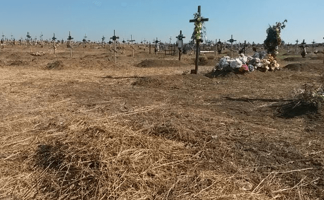 Забути не можна пробачити. На Донецькому кладовищі терористів збільшилася втричі: фоторепортаж