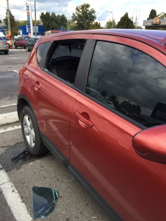 У Києві біля ТРЦ за 5 хвилин обікрали автомобіль