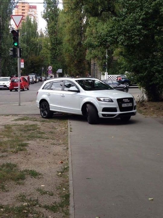 "Плювати на всіх": у Києві Range Rover "з'їв" пішохідний перехід
