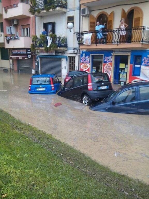 Після аномальних дощів Сицилія пішла під воду: фоторепортаж