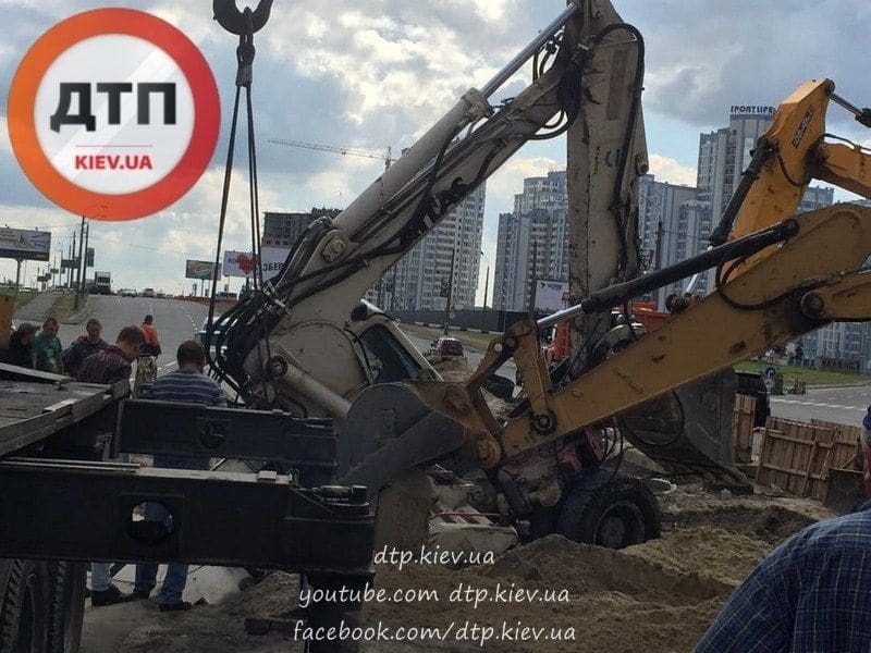 В Киеве экскаватор провалился под землю: фото с места ЧП