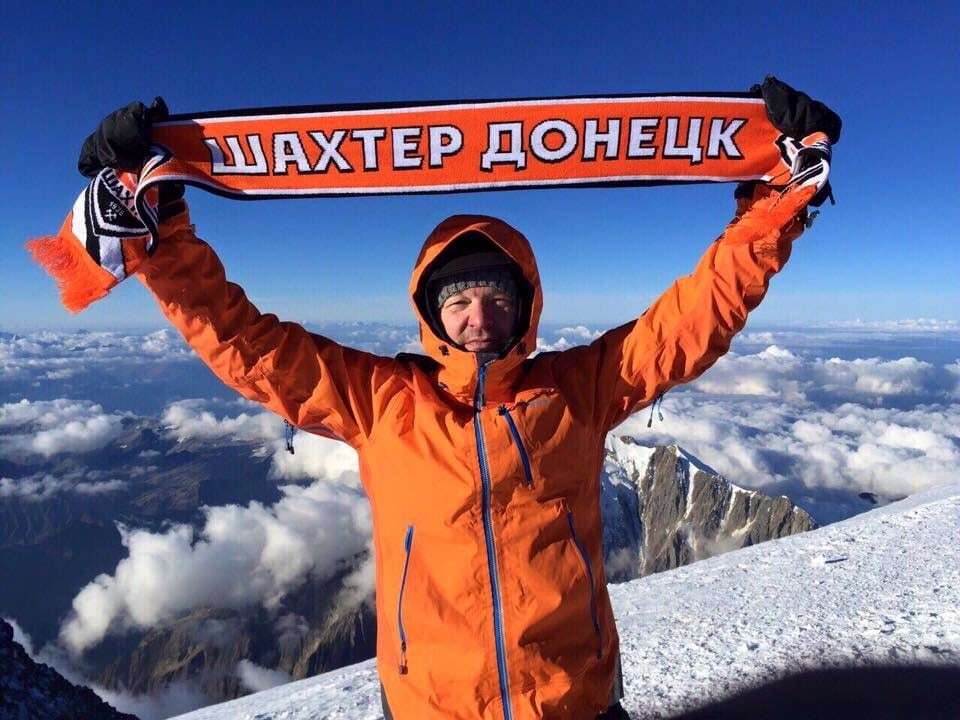 Без прапора України: гендиректор "Шахтаря" підкорив найвищу гору Європи