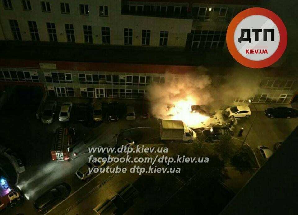 У Києві біля торгового центру згоріли два автомобілі: фотофакт