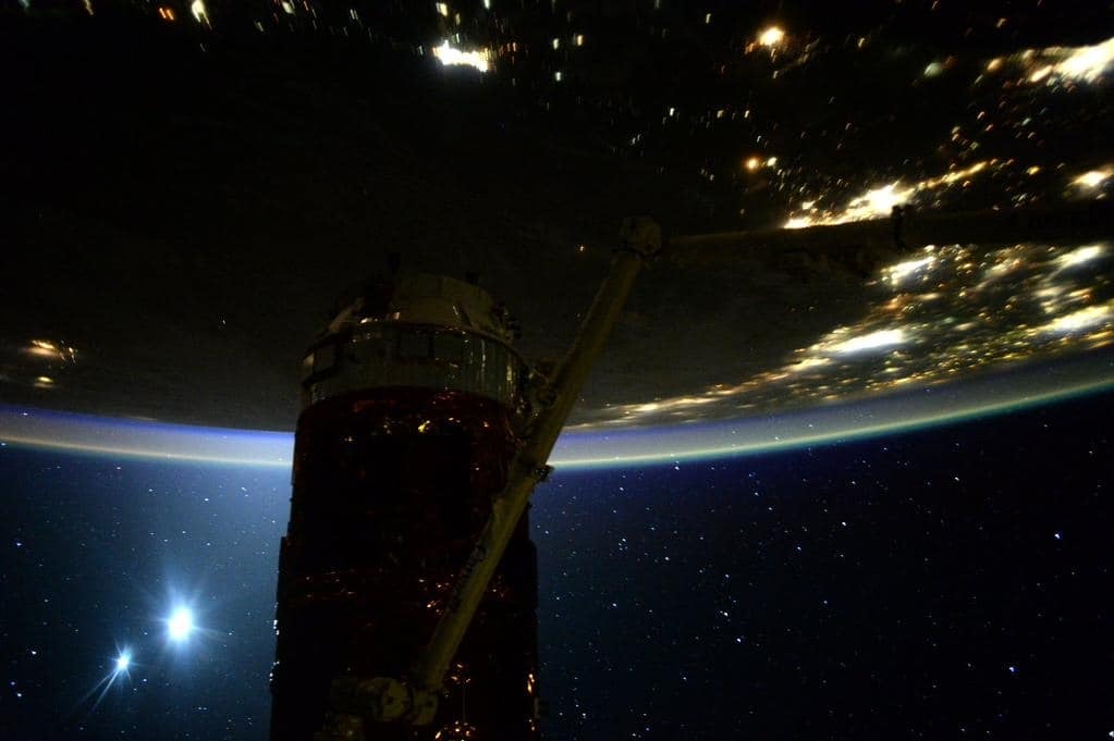 Астронавт показал с МКС редкое фото Земли, Луны и Венеры