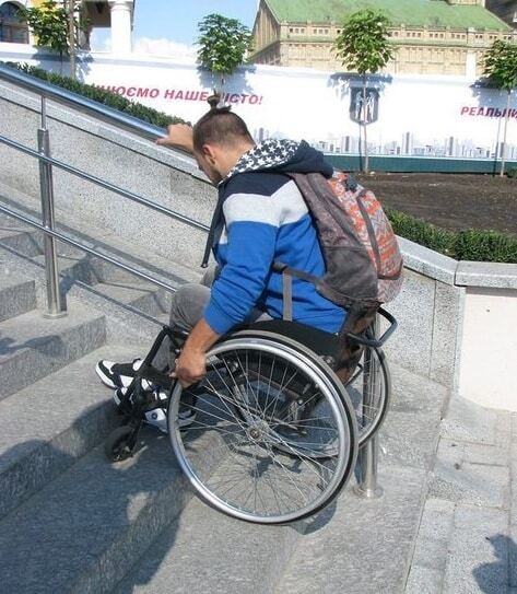 "Не для інвалідів": кияни жорстко розкритикували пандуси на Поштовій площі