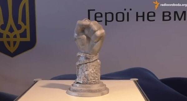 У Києві хочуть встановити пам'ятник у вигляді кулака