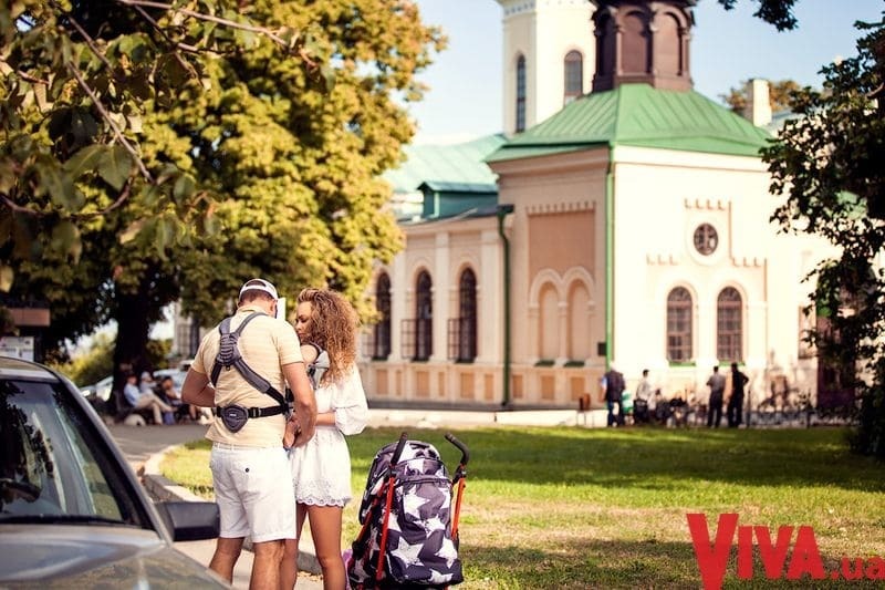 Яна Соломко с мужем и малюткой-дочкой прогулялась по Киеву: фотофакт