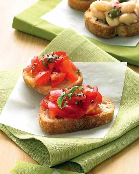 Кростіні з помідорами: приголомшлива італійська закуска з хліба і томатів