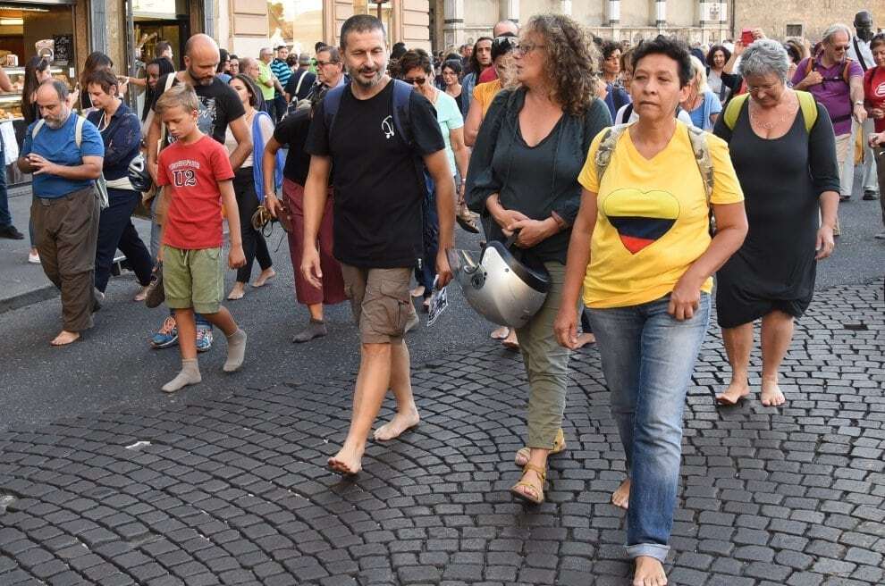 В Италии прошел "марш босоногих" в поддержку мигрантов: опубликованы фото и видео