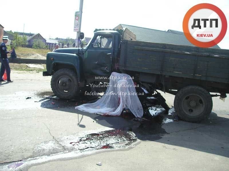 У жахливій аварії на Рівненщині загинуло двоє людей: фото з місця ДТП