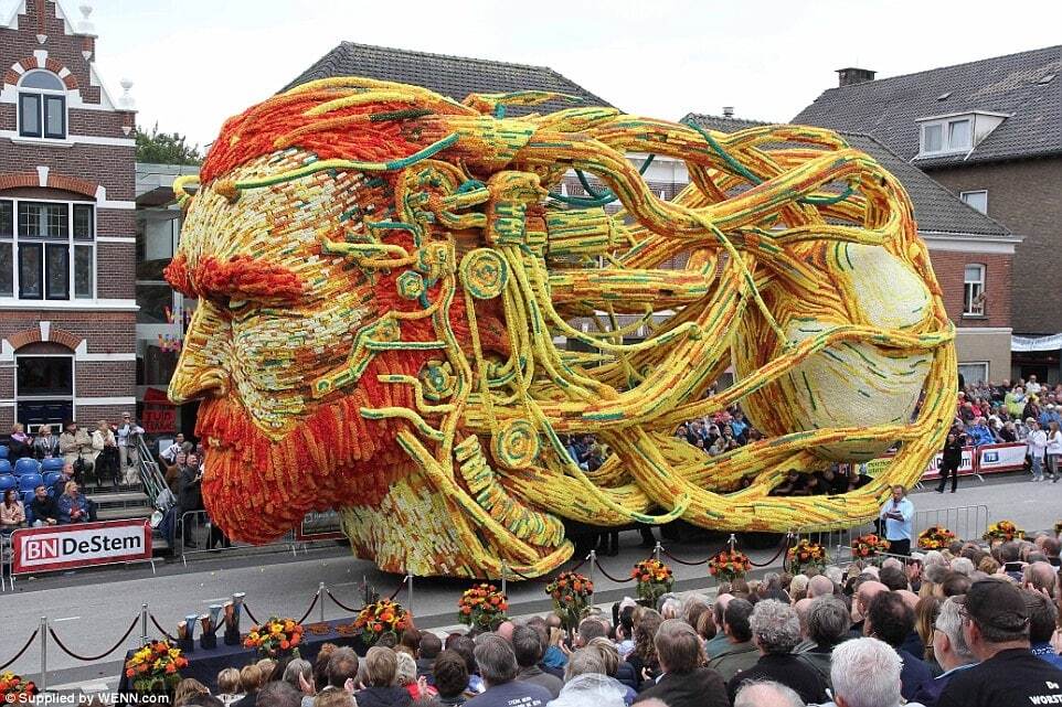 Шедевры из георгин: в Голландии прошел удивительный парад цветов, посвященный Ван Гогу