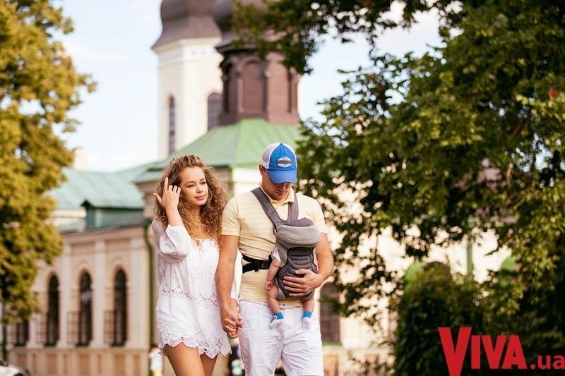 Яна Соломко с мужем и малюткой-дочкой прогулялась по Киеву: фотофакт