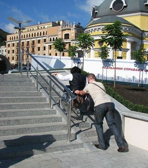 "Не для инвалидов": киевляне жестко раскритиковали пандусы на Почтовой площади