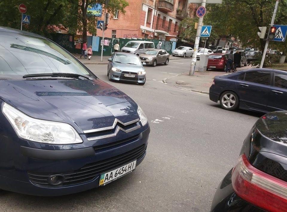 "Королева парковки" заставила киевлян обходить свое авто