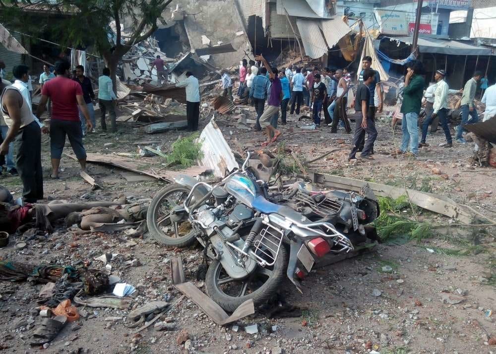 Двойной взрыв в индийском отеле: фотографии с места трагедии