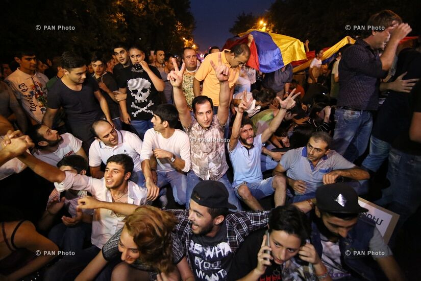 Силовики розігнали "тарифний Майдан" в Єревані: десятки затриманих