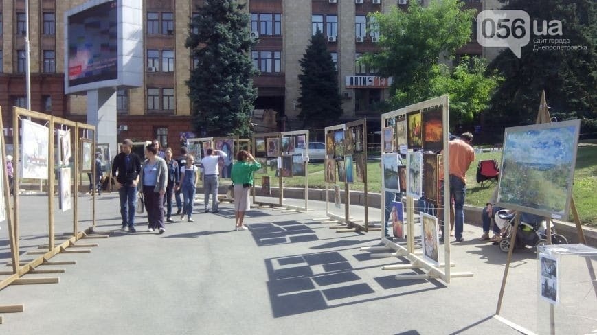 В Днепропетровске горожане нарисовали самую большую картину в Украине