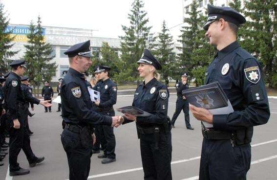 У лавах київських патрульних з'явилися перші офіцери