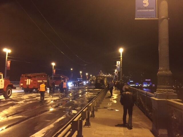 В Киеве на мосту Патона сгорел мусоровоз: фото с места ЧП