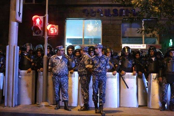 "Тарифный Майдан" в Ереване: полиция отпустила протестующих