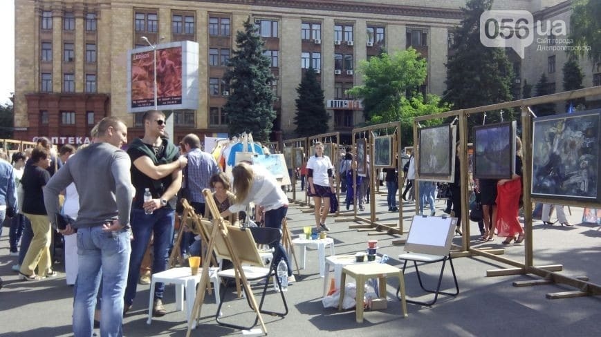 В Днепропетровске горожане нарисовали самую большую картину в Украине