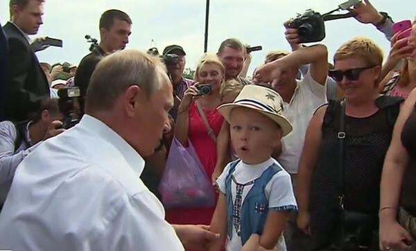 Путин потискал в Крыму очередного мальчика: фотофакт