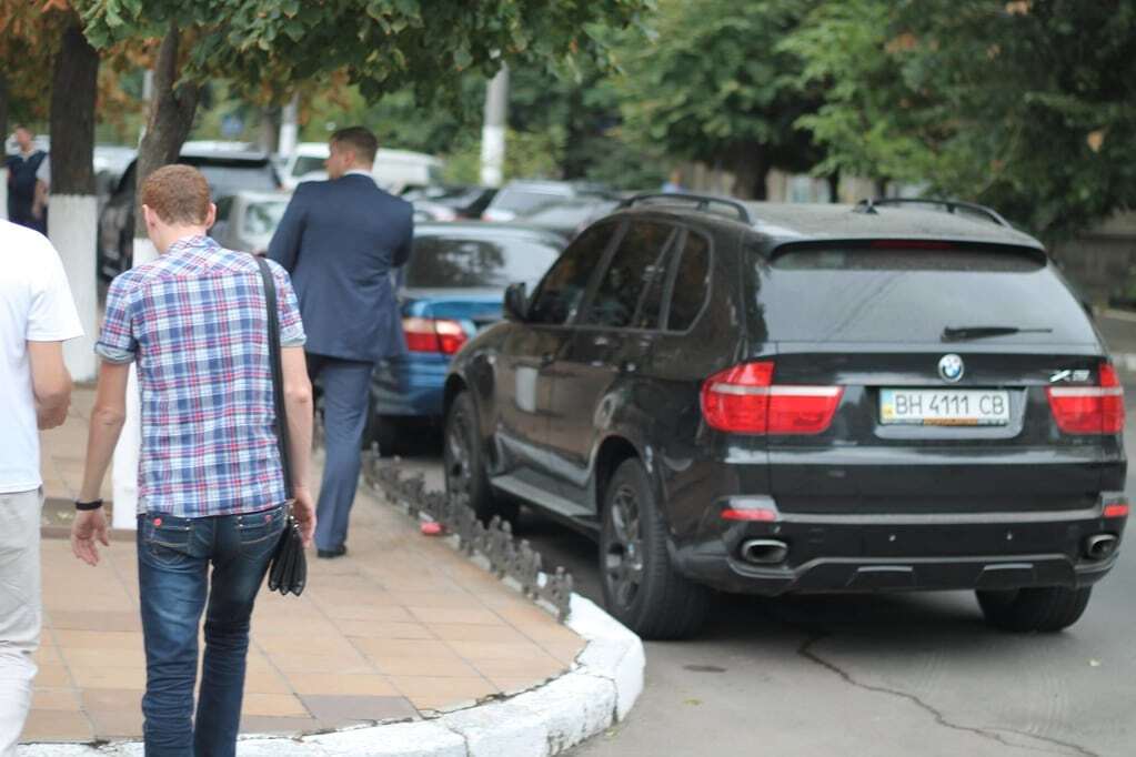 "Чтоб я так жил!" Автопарк кандидатов в прокуроры поразил своей роскошью. Фоторепортаж