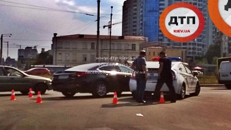 У Києві поліцейський Pruis "поцілувався" з Mazda: фото з місця ДТП