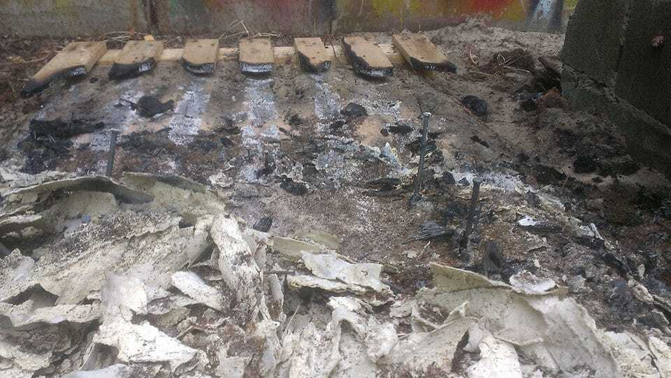 В Киеве неизвестные сожгли будку бездомного пса