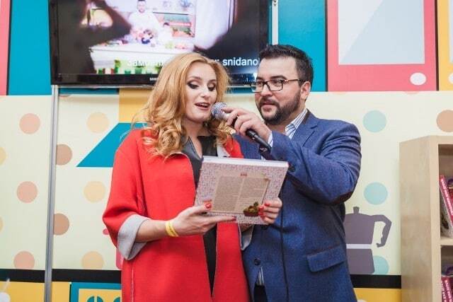 Телеведущий "1+1" презентовал новую кулинарную книгу и подарил ее Дзидзьо