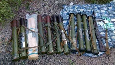 "Трамадол", стволи, гранати. СБУ на Донбасі знайшла арсенал зброї: опубліковані фото