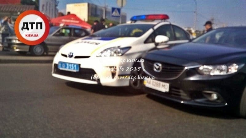 В Киеве полицейский Prius "поцеловался" с Mazda: фото с места ДТП