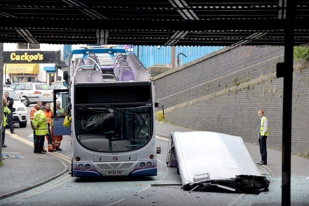 Женщина-водитель снесла крышу автобуса в Англии: фото аварии