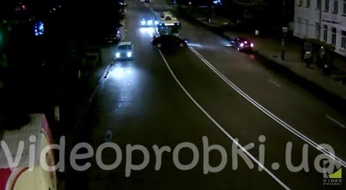 ДТП із тролейбусом у Києві: з'явилося відео зіткнення