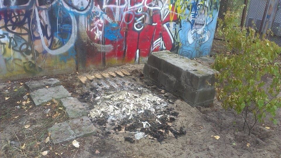 В Киеве неизвестные сожгли будку бездомного пса