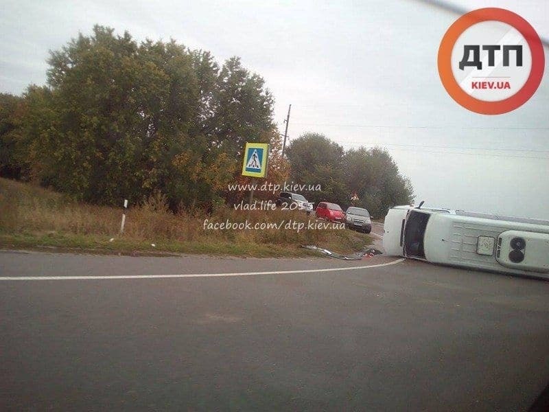 На Київщині перекинулася маршрутка: фото з місця ДТП