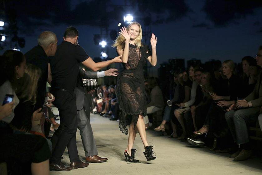 Супермодель Victoria's Secret опозорилась неуклюжим падением на Неделе моды в Нью-Йорке