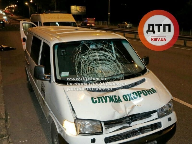 Смертельное ДТП в Киеве: пешеход перелез через отбойник