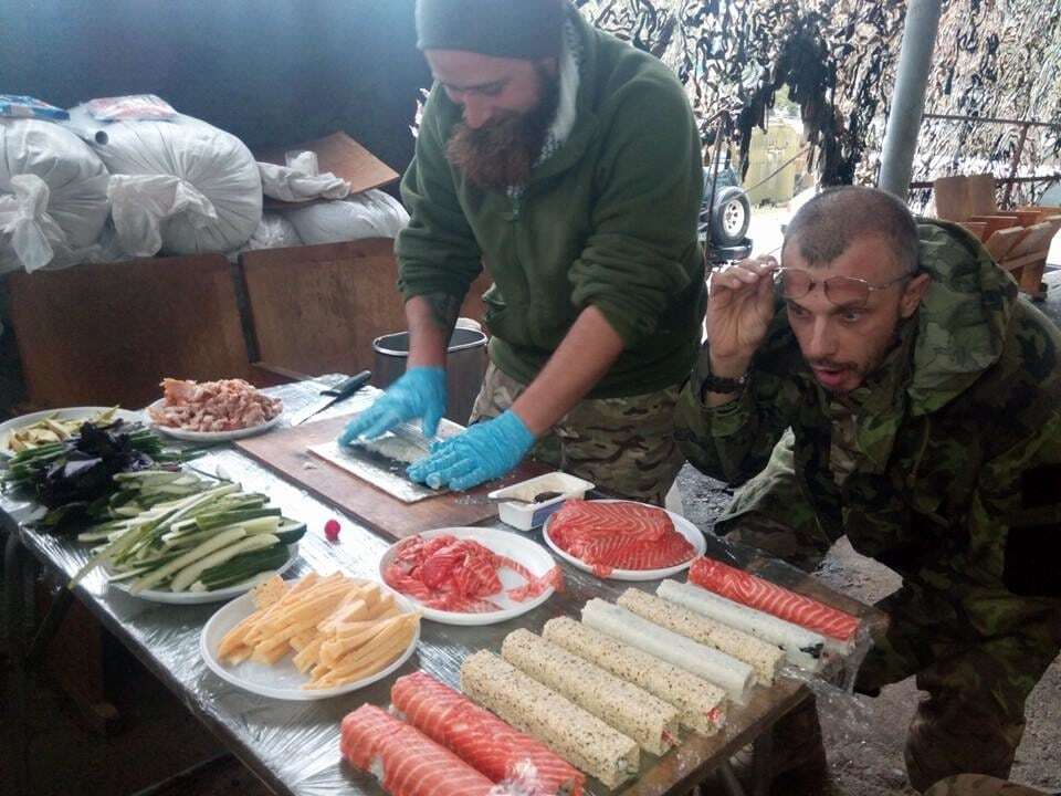 Суші по-українськи: боєць АТО показав фото з фронтової кухні