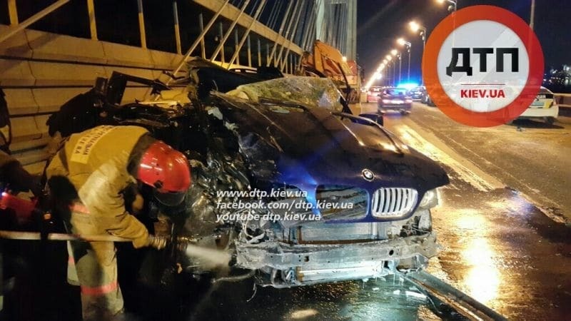Всі подробиці жахливої ??аварії на Південному мосту: фото і відео з місця ДТП