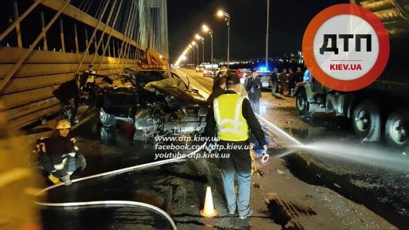 Все подробности ужасной аварии на Южном мосту: фото и видео с места ДТП