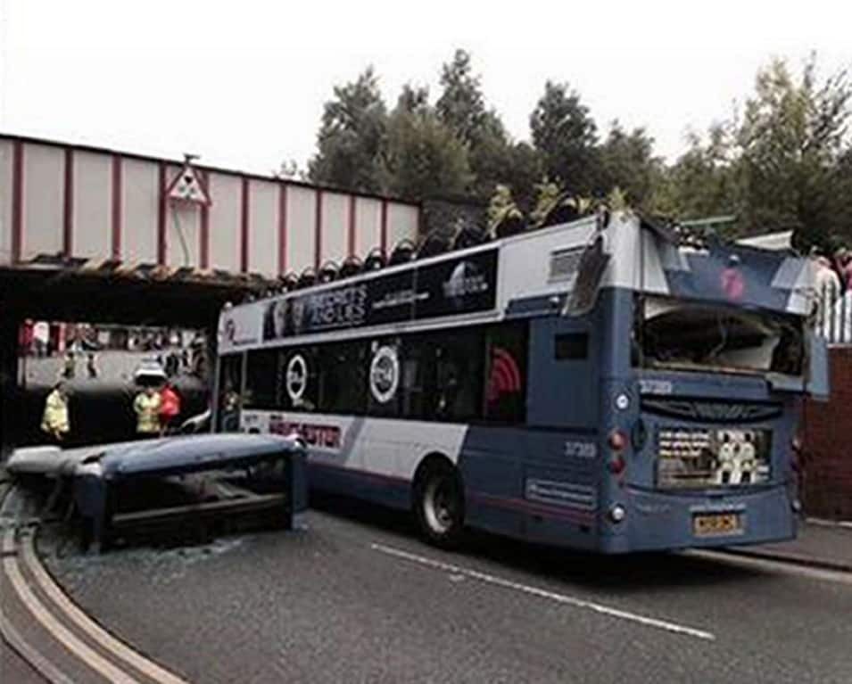 Женщина-водитель снесла крышу автобуса в Англии: фото аварии
