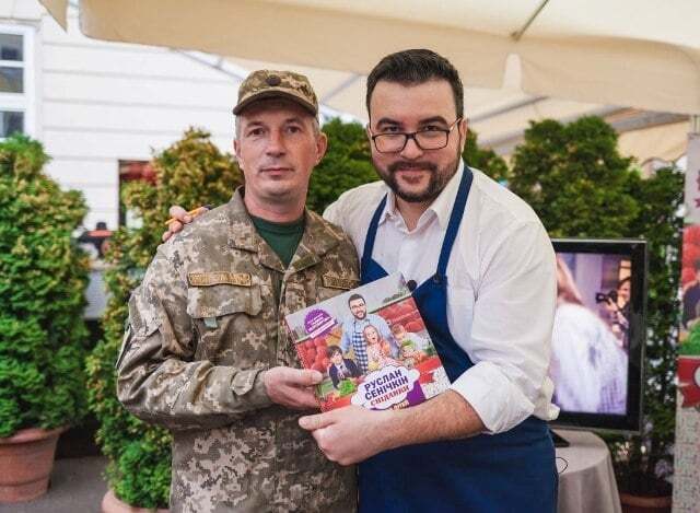 Телеведущий "1+1" презентовал новую кулинарную книгу и подарил ее Дзидзьо