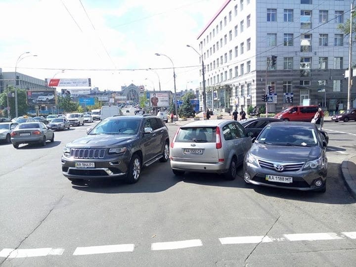 "Супергерои парковки" создали аварийную ситуацию в центре Киева: фото нарушителей