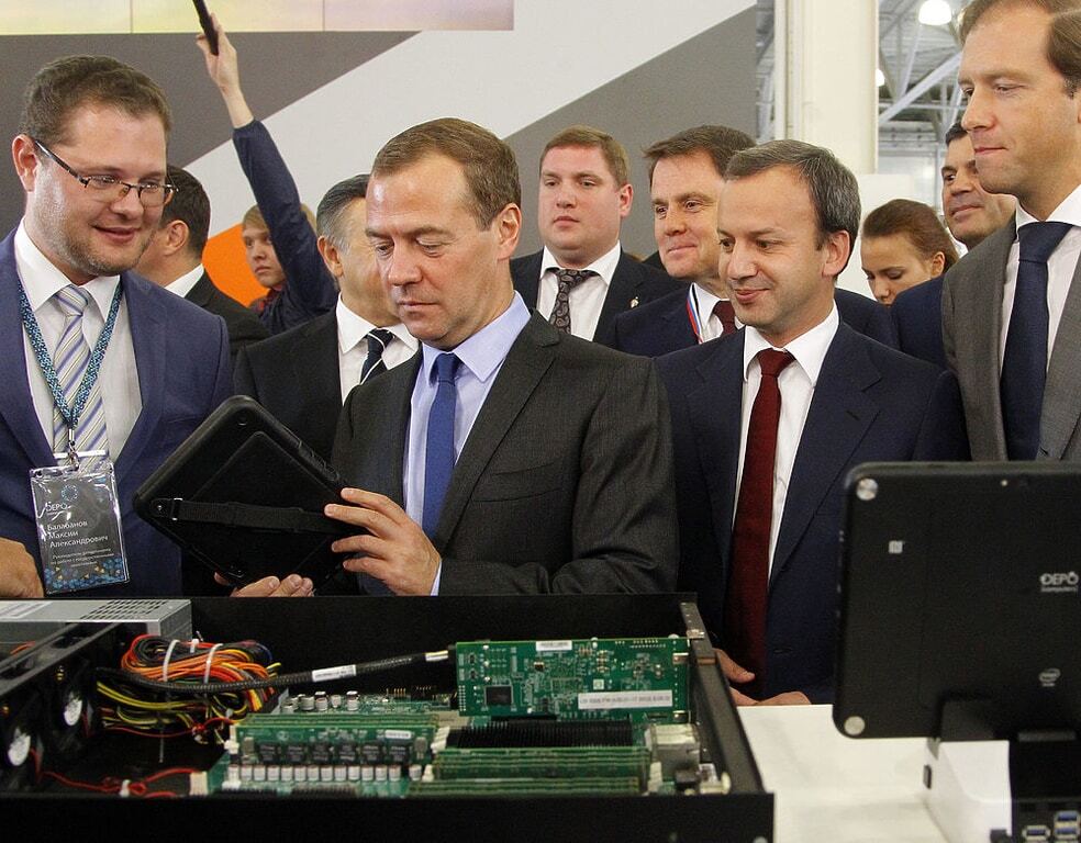 Медведев "прибарахлился" на выставке "Импортозамещение"