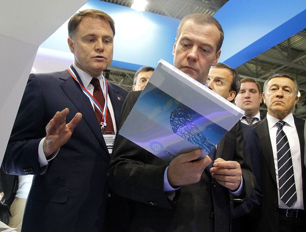 Мешок яблок и бинокль: Медведевь "прибарахлился" на выставке "Импортозамещение". Фоторепортаж
